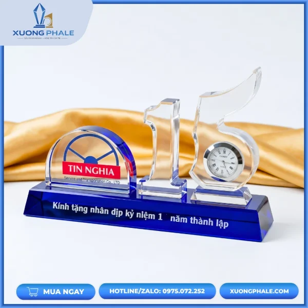 Đồng hồ pha lê kỷ niệm 15 năm thành lập in logo Tín Nghĩa thiết kế sang trọng.