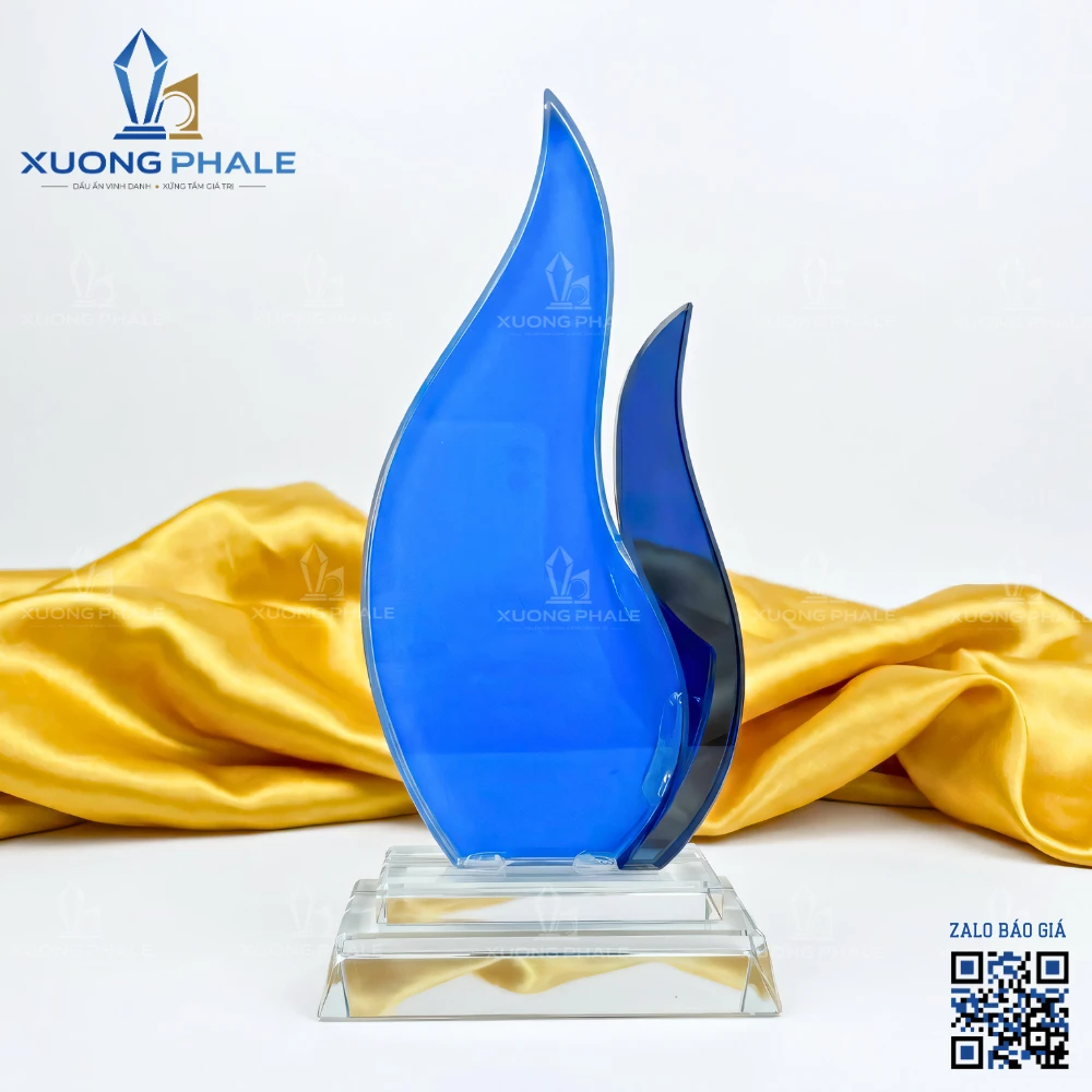 Biểu trưng pha lê giải thưởng Đốm lửa xanh thiết kế tinh xảo, cao cấp.
