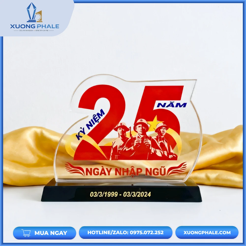 Biểu trưng pha lê kỷ niệm 25 năm ngày nhập ngũ bền đẹp, tinh xảo.