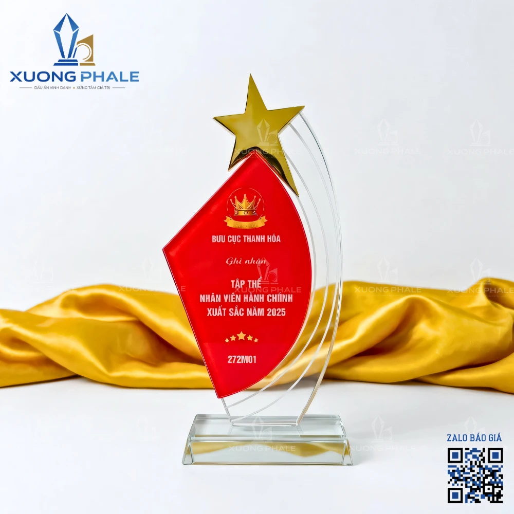Biểu trưng pha lê vinh danh tập thể xuất sắc năm thiết kế tinh xảo.