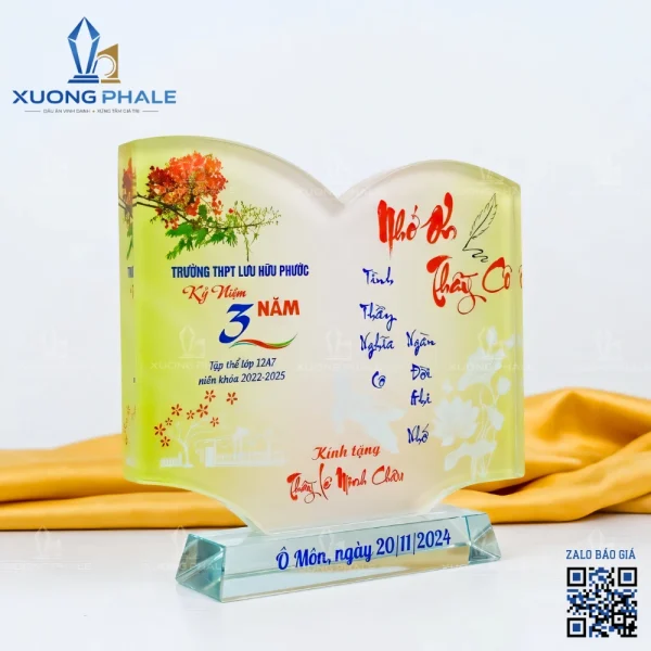 Biểu trưng pha lê hình trang sách cao cấp vinh danh thầy cô và tri ân ngành giáo dục.
