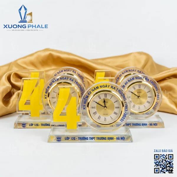 Đồng hồ pha lê kỷ niệm 40 năm thành lập doanh nghiệp thiết kế sang trọng.