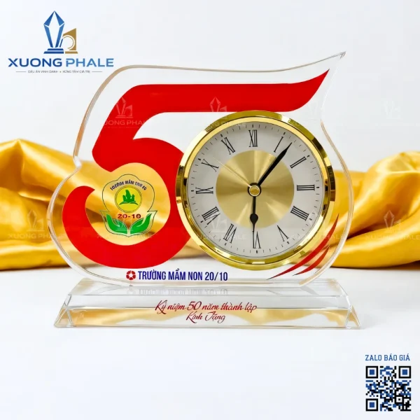 Đồng hồ pha lê kỷ niệm 50 năm thành lập in logo sang trọng.