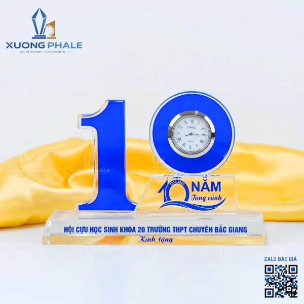 Đồng hồ pha lê để bàn kỷ niệm hội cựu học sinh khóa 20 THPT Chuyên Bắc Giang thiết kế sang trọng.