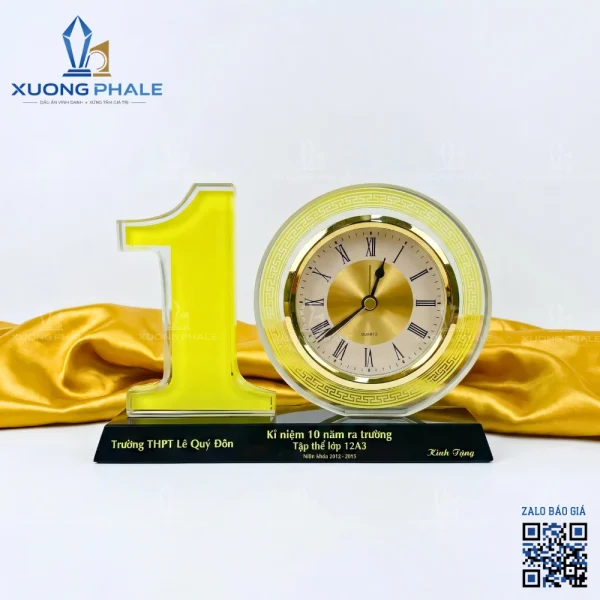 Đồng hồ pha lê để bàn kỷ niệm họp lớp Trường THPT Lê Quý Đôn thiết kế tinh tế và ý nghĩa.