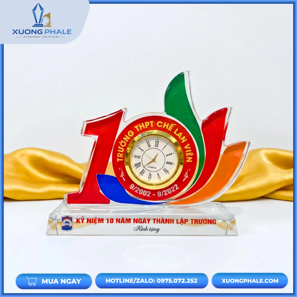 Đồng hồ pha lê để bàn kỷ niệm 10 năm thành lập in logo sắc nét, thiết kế sang trọng và bền đẹp.