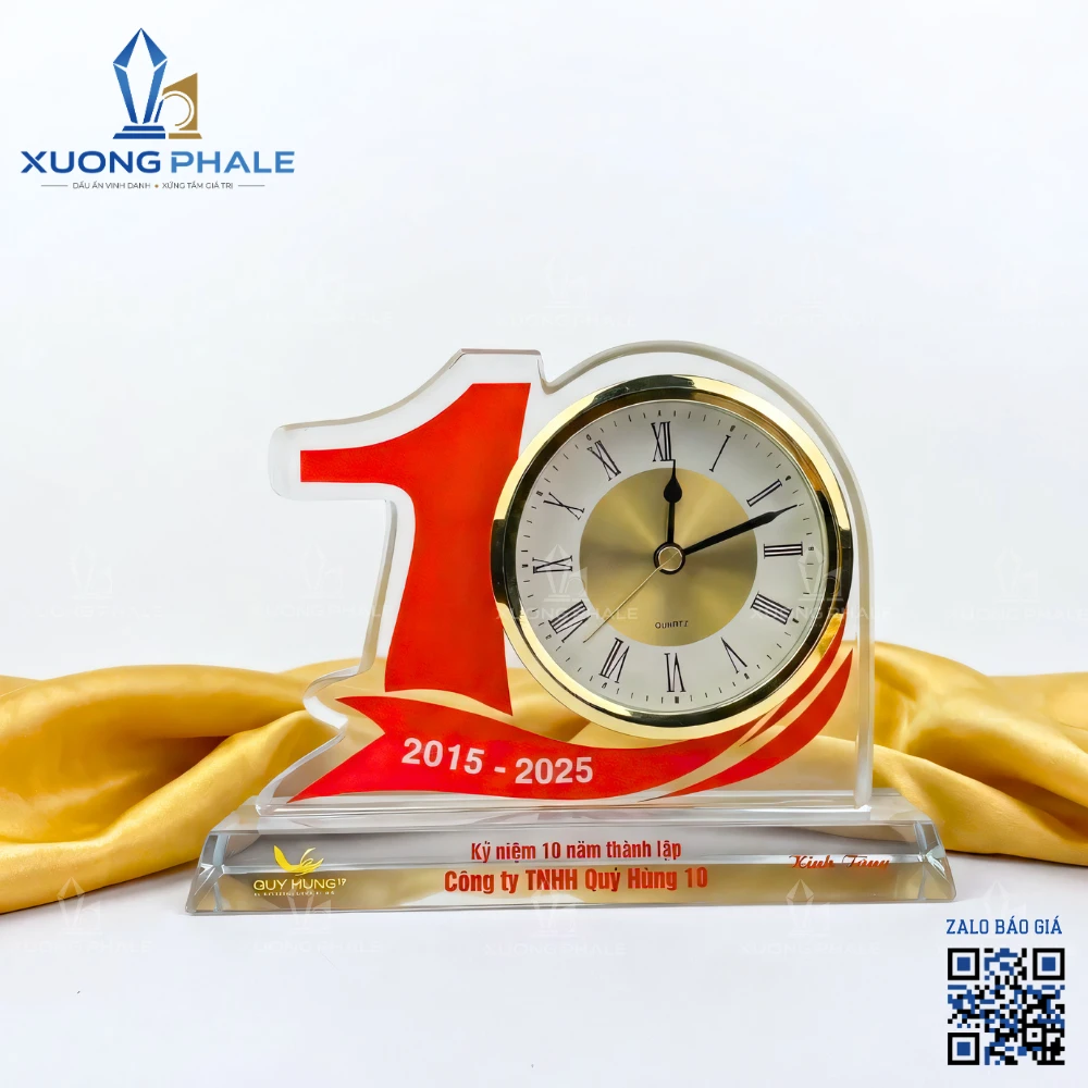 Đồng hồ pha lê để bàn khắc chữ kỷ niệm thành lập sang trọng và ý nghĩa.