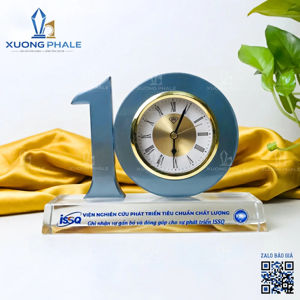 Đồng hồ pha lê để bàn kỷ niệm 10 năm thành lập viện ISSQ thiết kế sang trọng, in logo sắc nét.