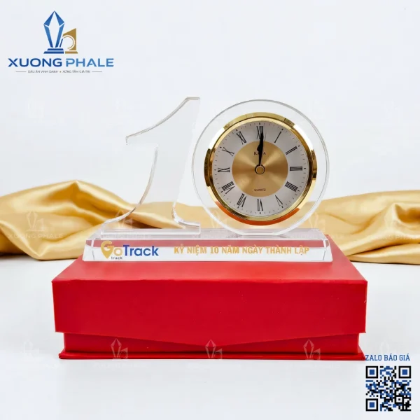 Đồng hồ pha lê quà tặng kỷ niệm thành lập GoTrack sang trọng và tinh tế.
