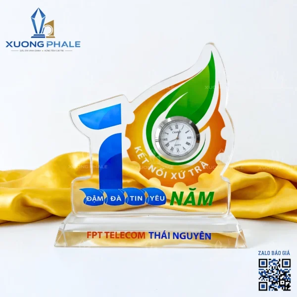 Đồng hồ pha lê để bàn vinh danh nhân viên FPT Telecom thiết kế sang trọng, in logo sắc nét và chế tác tinh xảo.