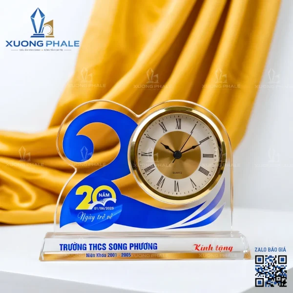 Đồng hồ pha lê kỷ niệm 20 năm ra trường THCS Song Phương là món quà tinh tế, lưu giữ ký ức thanh xuân và tình cảm thầy trò bền chặt.