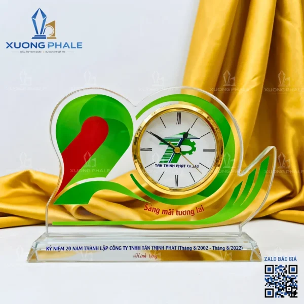 Đồng hồ pha lê kỷ niệm 20 năm Tân Thịnh Phát là quà tặng đối ngoại đẳng cấp, ghi dấu hành trình hai thập kỷ phát triển rực rỡ.