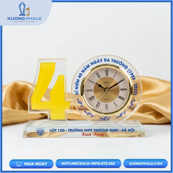 Đồng hồ pha lê kỷ niệm 40 năm thành lập thiết kế sang trọng và đẳng cấp.