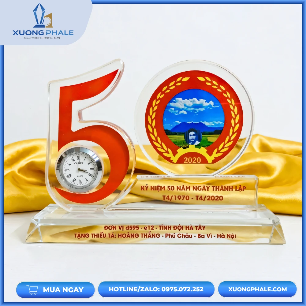 Đồng hồ pha lê kỷ niệm 50 năm ngày thành lập thiết kế sang trọng.