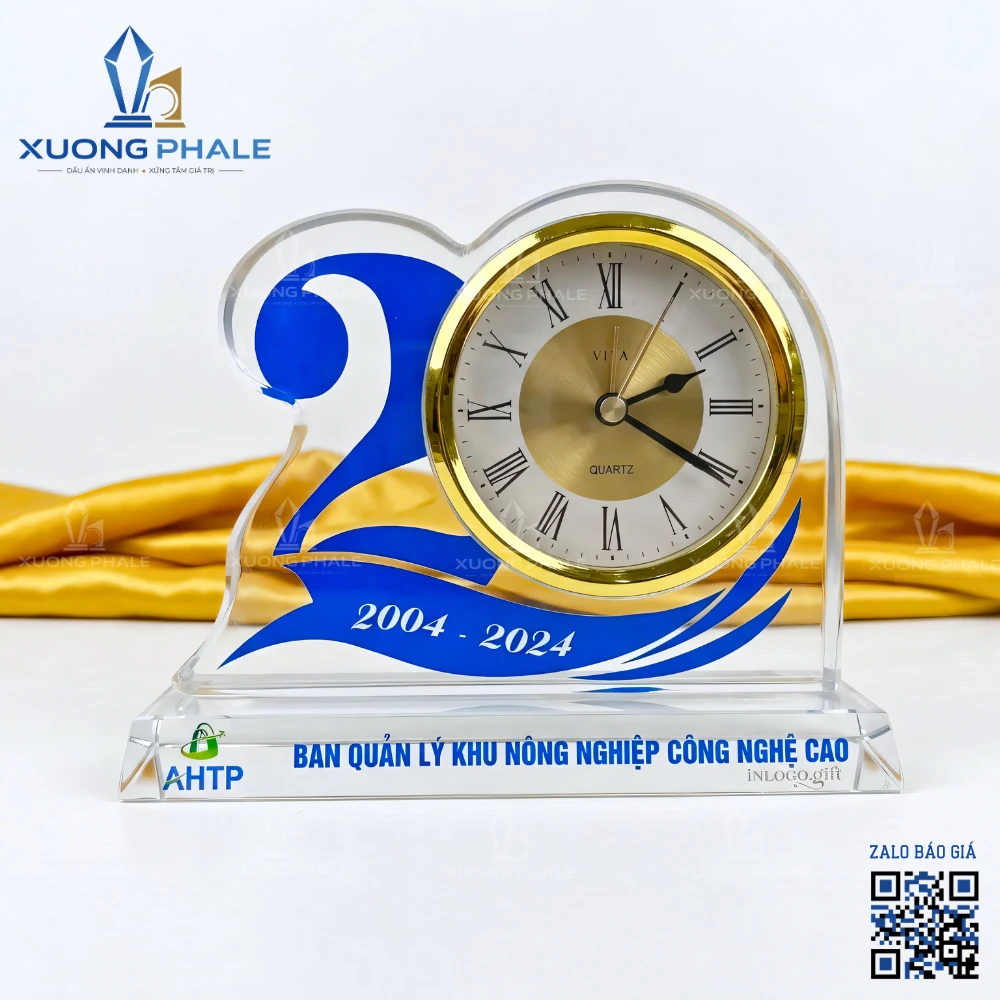 Đồng hồ pha lê kỷ niệm 20 năm thành lập là quà tặng sang trọng, lưu giữ dấu ấn hành trình hai thập kỷ đầy tự hào.