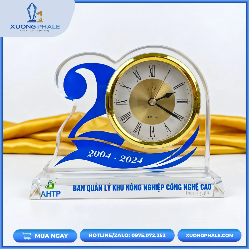 Đồng hồ pha lê thiết kế số kỷ niệm độc đáo in logo AHTP sang trọng và tinh tế.