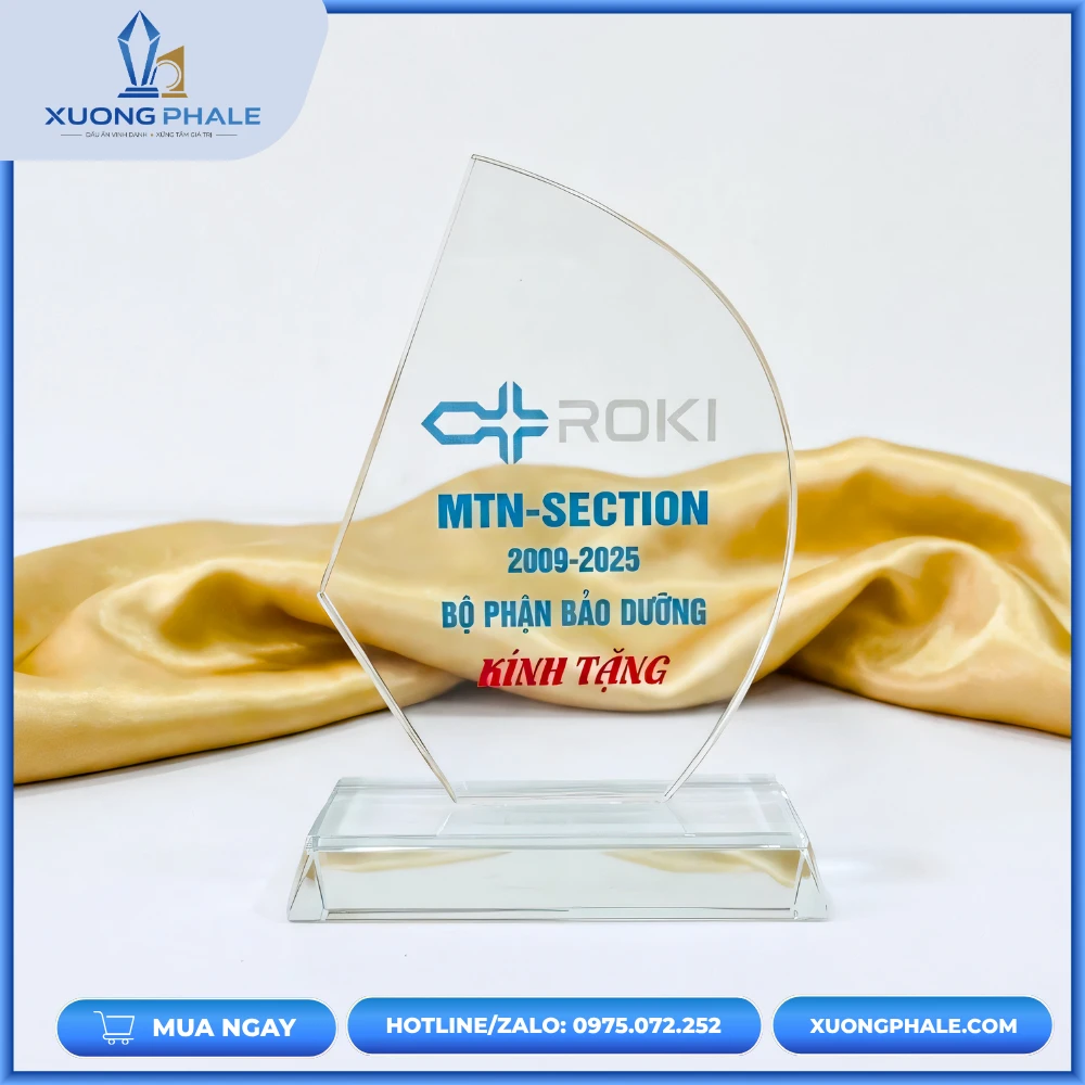 Kỷ niệm chương pha lê hình cánh buồm tri ân nhân viên gắn bó lâu năm thiết kế tinh xảo và sang trọng.