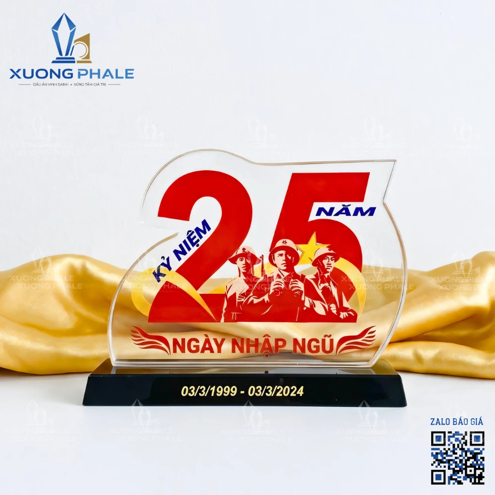 Kỷ niệm chương pha lê 25 năm ngày nhập ngũ thiết kế cao cấp.