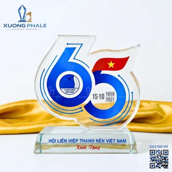 Kỷ niệm chương pha lê 65 năm ngày truyền thống Hội Liên hiệp Thanh niên Việt Nam thiết kế cao cấp.