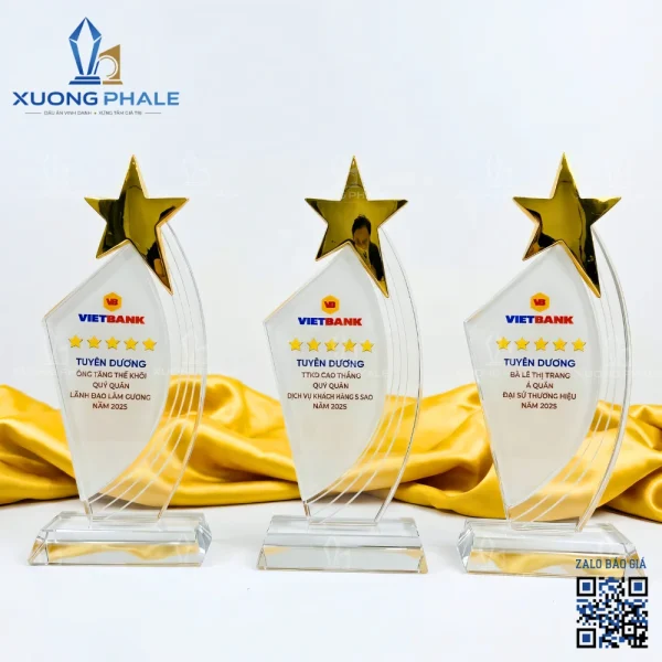 Kỷ niệm chương pha lê cánh buồm gắn sao kim loại cao cấp, chất liệu K9, in khắc nội dung vinh danh sắc nét theo yêu cầu.