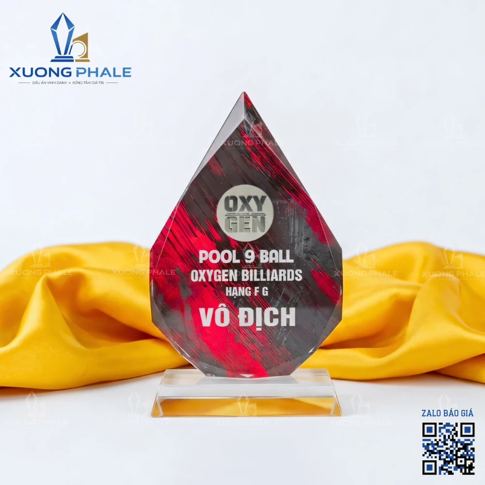 Cúp pha lê dáng thể thao sắc nét, thiết kế hiện đại tôn vinh mọi chiến thắng ấn tượng
