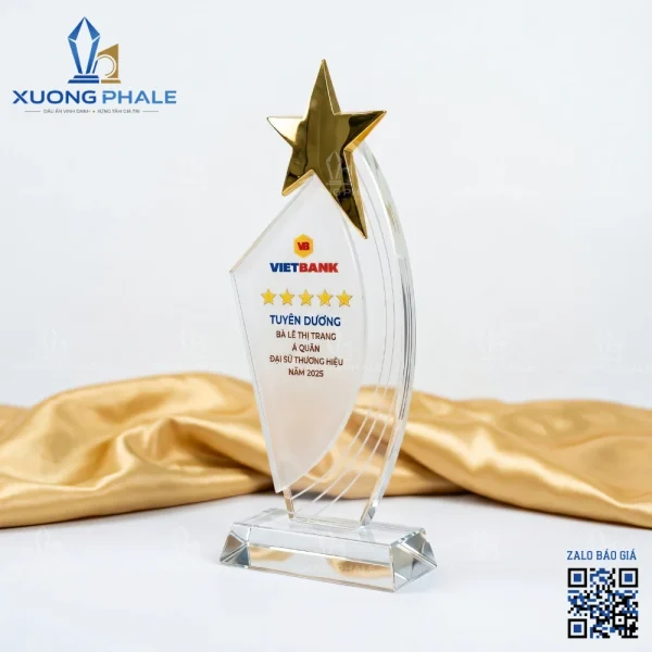 Kỷ niệm chương pha lê gắn sao kim loại cao cấp, chất liệu K9 tinh khiết, hỗ trợ in khắc nội dung vinh danh sắc nét theo yêu cầu.