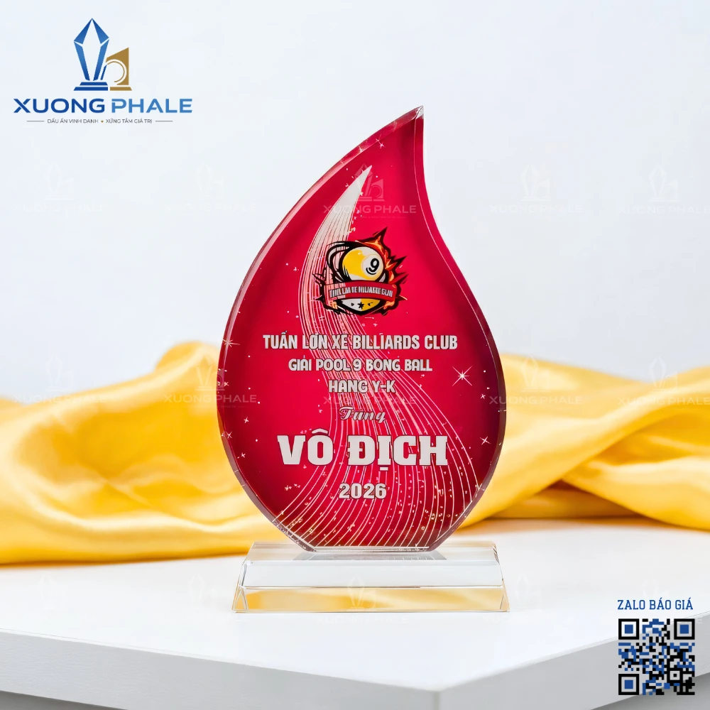Cúp pha lê hình ngọn lửa đỏ rực rỡ, thiết kế ấn tượng và in khắc sắc nét.