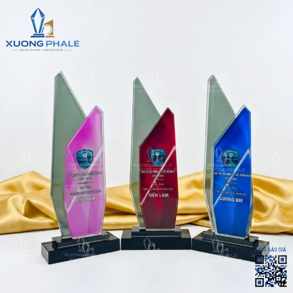 Cúp pha lê in tên riêng theo yêu cầu, món quà vinh danh cầu thủ bóng đá chuyên nghiệp với chất liệu tinh khiết và độ bền cao.