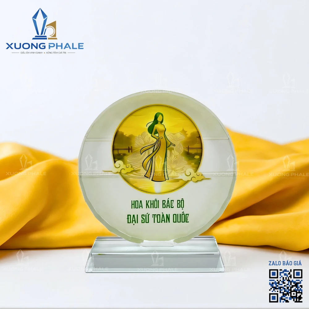 Kỷ niệm chương pha lê in UV hình ảnh thiếu nữ áo dài tinh tế, quà tặng tôn vinh nhan sắc Việt đẳng cấp và sang trọng.