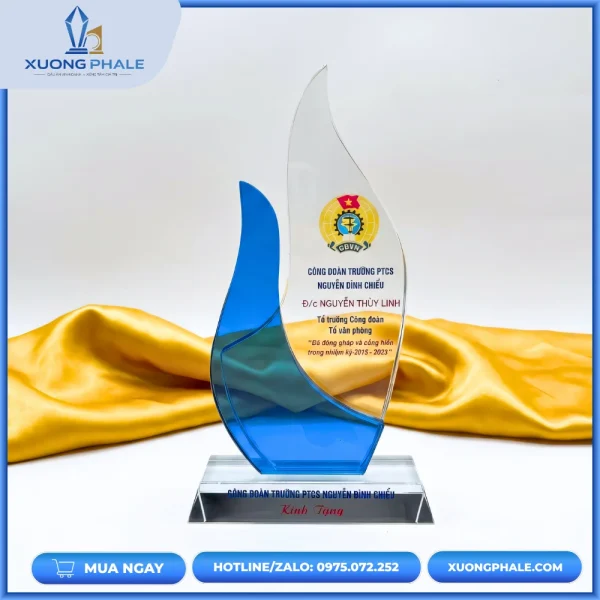 Kỷ niệm chương pha lê hình ngọn lửa in logo công đoàn thiết kế tinh xảo và ý nghĩa.