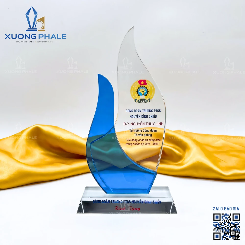 Kỷ niệm chương pha lê hình ngọn lửa vinh danh sự đóng góp và cống hiến với thiết kế sang trọng, tinh xảo.