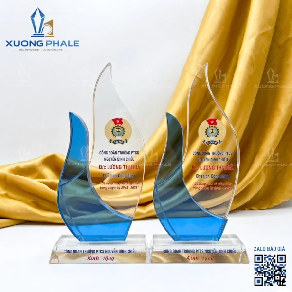 Kỷ niệm chương pha lê hình ngọn lửa xanh vinh danh cá nhân xuất sắc với thiết kế độc đáo và sang trọng.