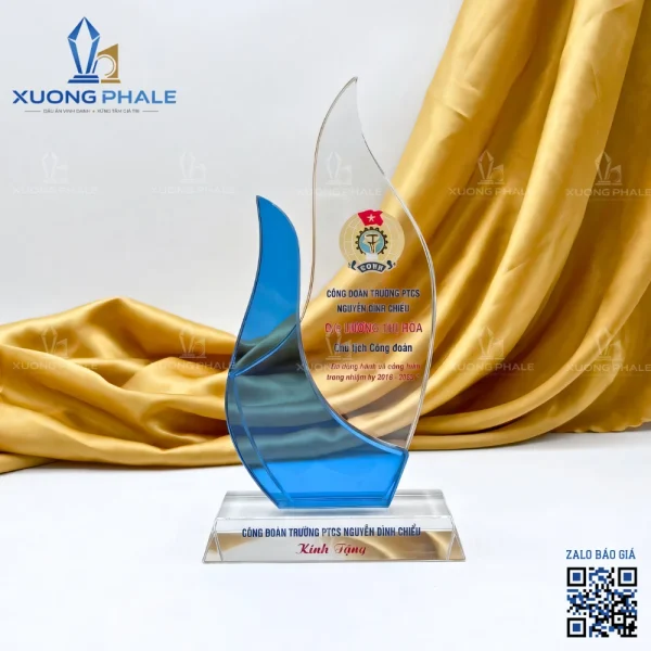 Kỷ niệm chương pha lê hình ngọn lửa xanh thiết kế độc đáo và sang trọng làm quà tặng vinh danh cao cấp.