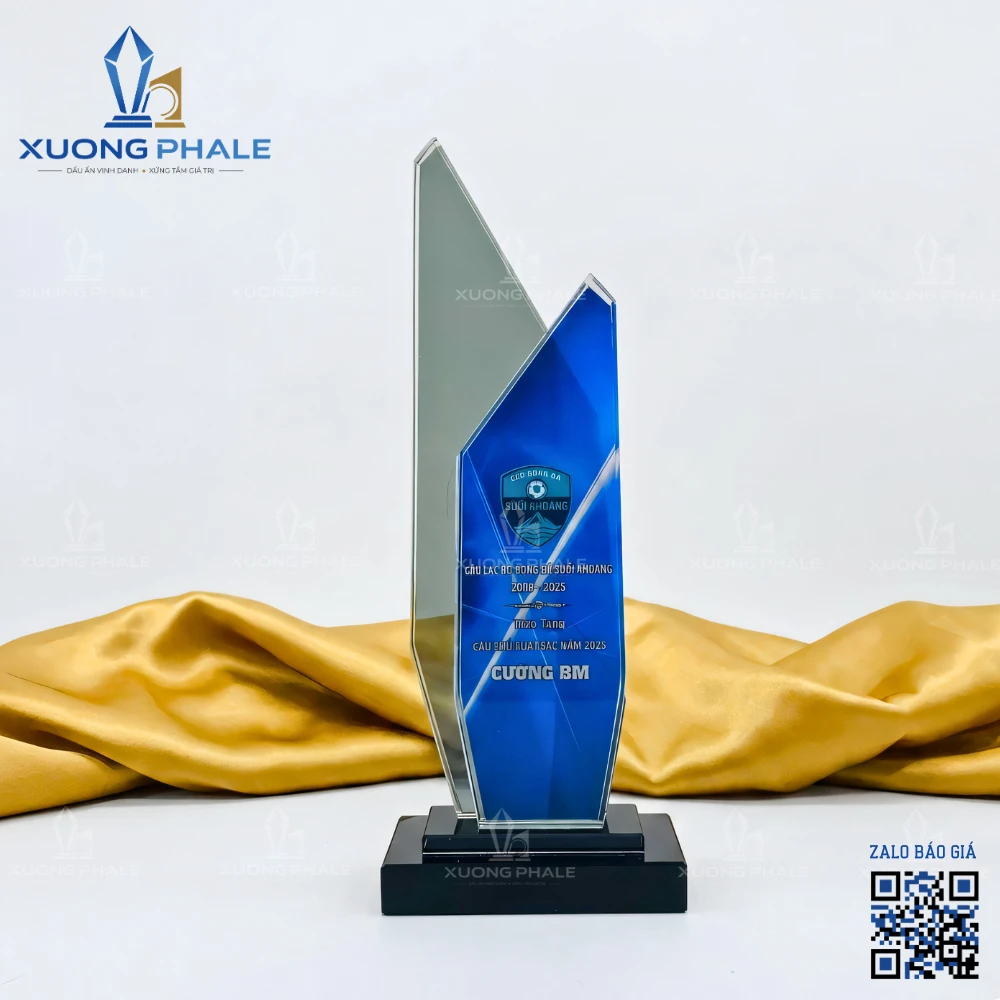 Cúp pha lê xanh cao cấp, in logo theo yêu cầu, món quà vinh danh cầu thủ xuất sắc với thiết kế sang trọng và bền màu.