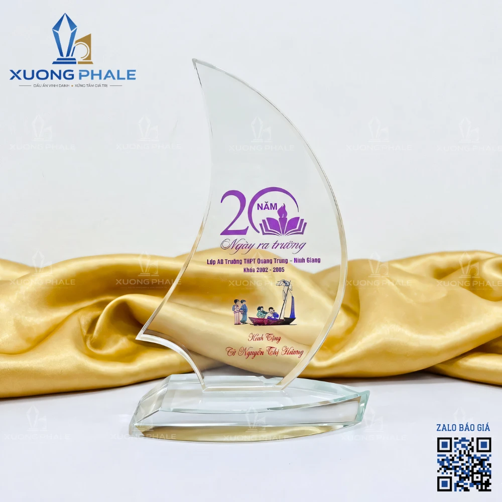Kỷ niệm chương pha lê 20 năm thành lập THPT Quang Trung thiết kế trang trọng, in khắc sắc nét.
