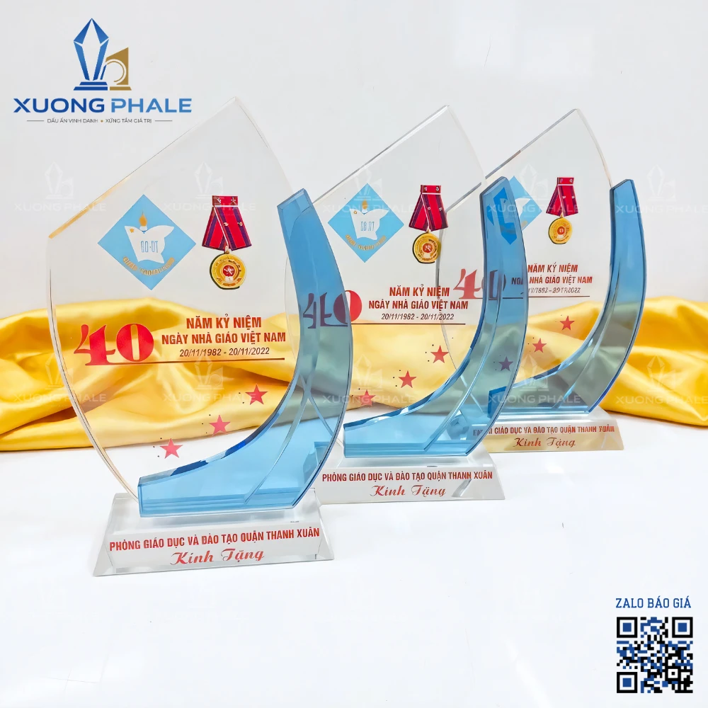 Kỷ niệm chương pha lê tôn vinh sự nghiệp trồng người – quà tặng tri ân giáo dục tinh tế, đẳng cấp.