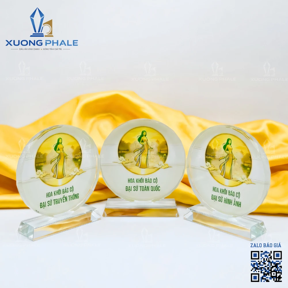 Kỷ niệm chương pha lê đại sứ sắc đẹp đẳng cấp, tôn vinh vị thế và nhan sắc tỏa sáng.