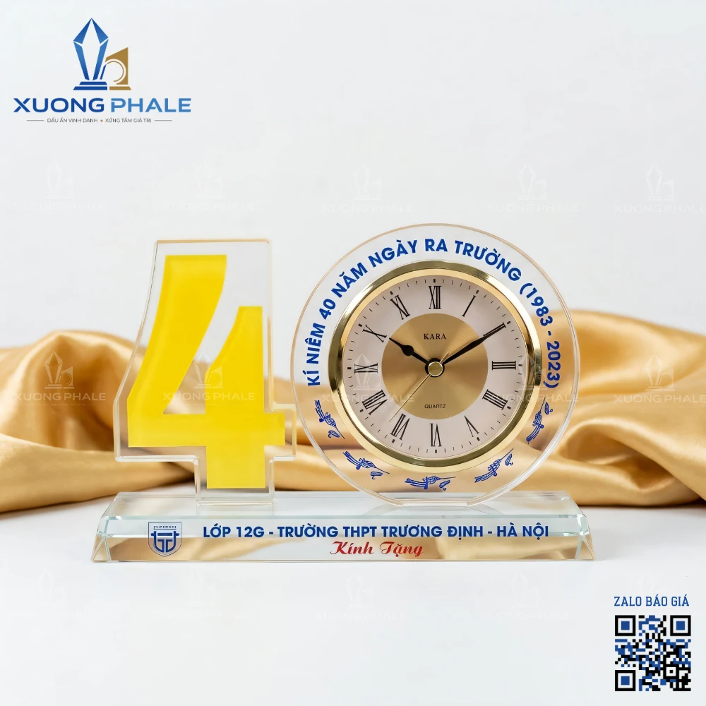 Quà tặng đồng hồ pha lê kỷ niệm 40 năm thành lập in ấn logo chuyên nghiệp.