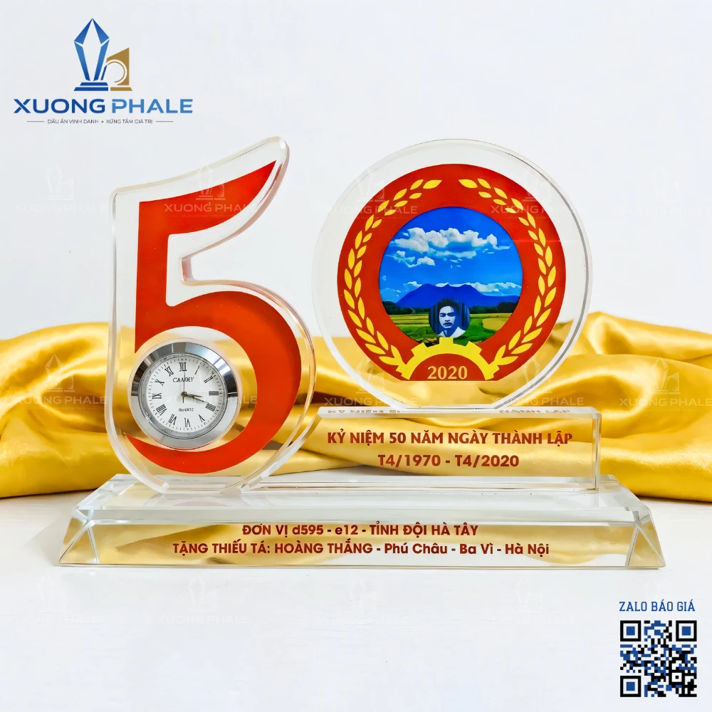 Đồng hồ pha lê quà tặng kỷ niệm 50 năm ngày thành lập sang trọng và ý nghĩa.v