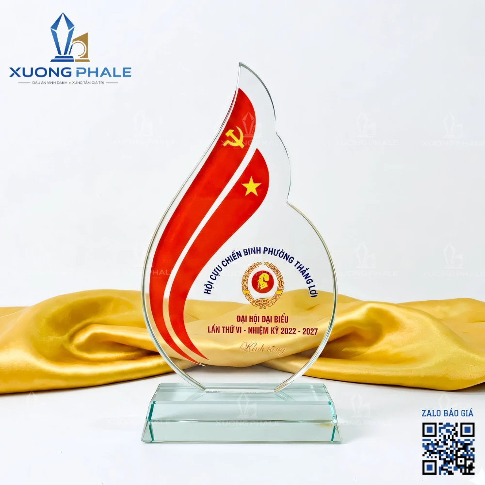 Quà tặng pha lê vinh danh Hội Cựu chiến binh phường Thắng Lợi thiết kế cao cấp.