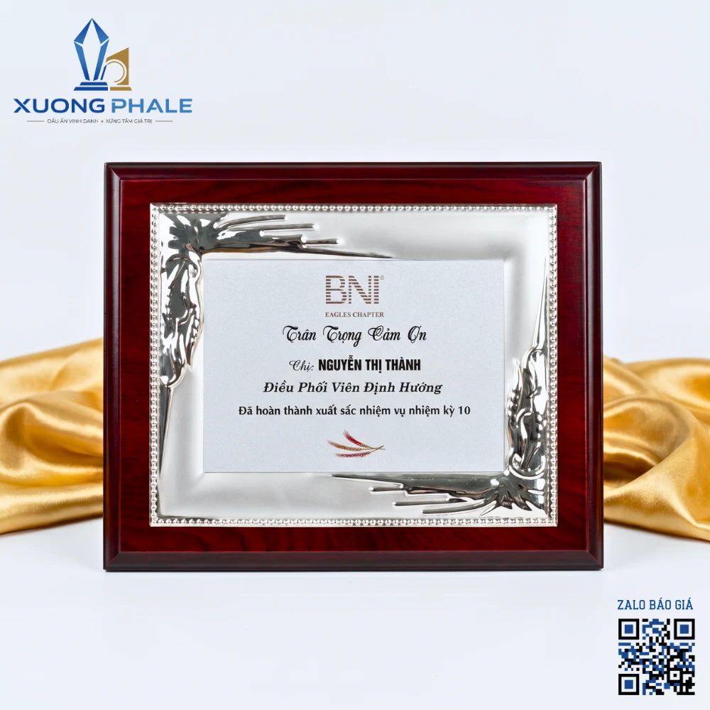 Bảng tri ân gỗ đồng mạ bạc viền kim loại sở hữu thiết kế hiện đại thanh lịch cùng công nghệ khắc chìm sắc nét