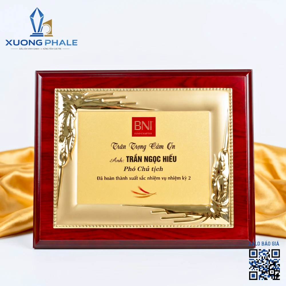 Bảng tri ân gỗ đồng viền kim loại đúc nổi mạ vàng cao cấp sở hữu thiết kế sang trọng đẳng cấp cùng đường nét chế tác tinh xảo