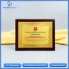 Bảng vinh danh gỗ đồng thiết kế trang trọng, in ấn sắc nét, tôn vinh cống hiến.