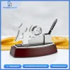 Bộ số kỷ niệm đế gỗ phối kim loại mạ bạc hình số 40 tích hợp đồng hồ và ống cắm bút, thiết kế sang trọng và ý nghĩa.