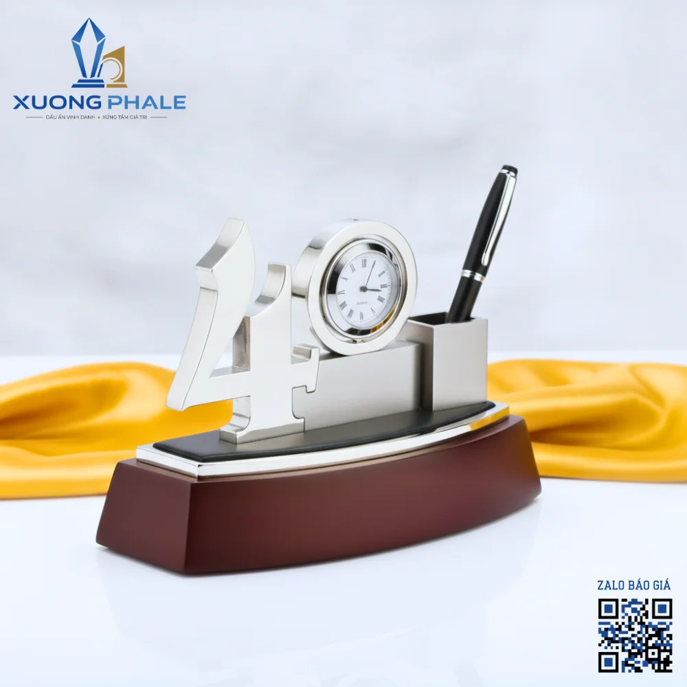 Bộ số kỷ niệm số 40 đế gỗ với thiết kế tinh tế, tích hợp đồng hồ và ống cắm bút, tạo nên món quà lưu niệm cao cấp.