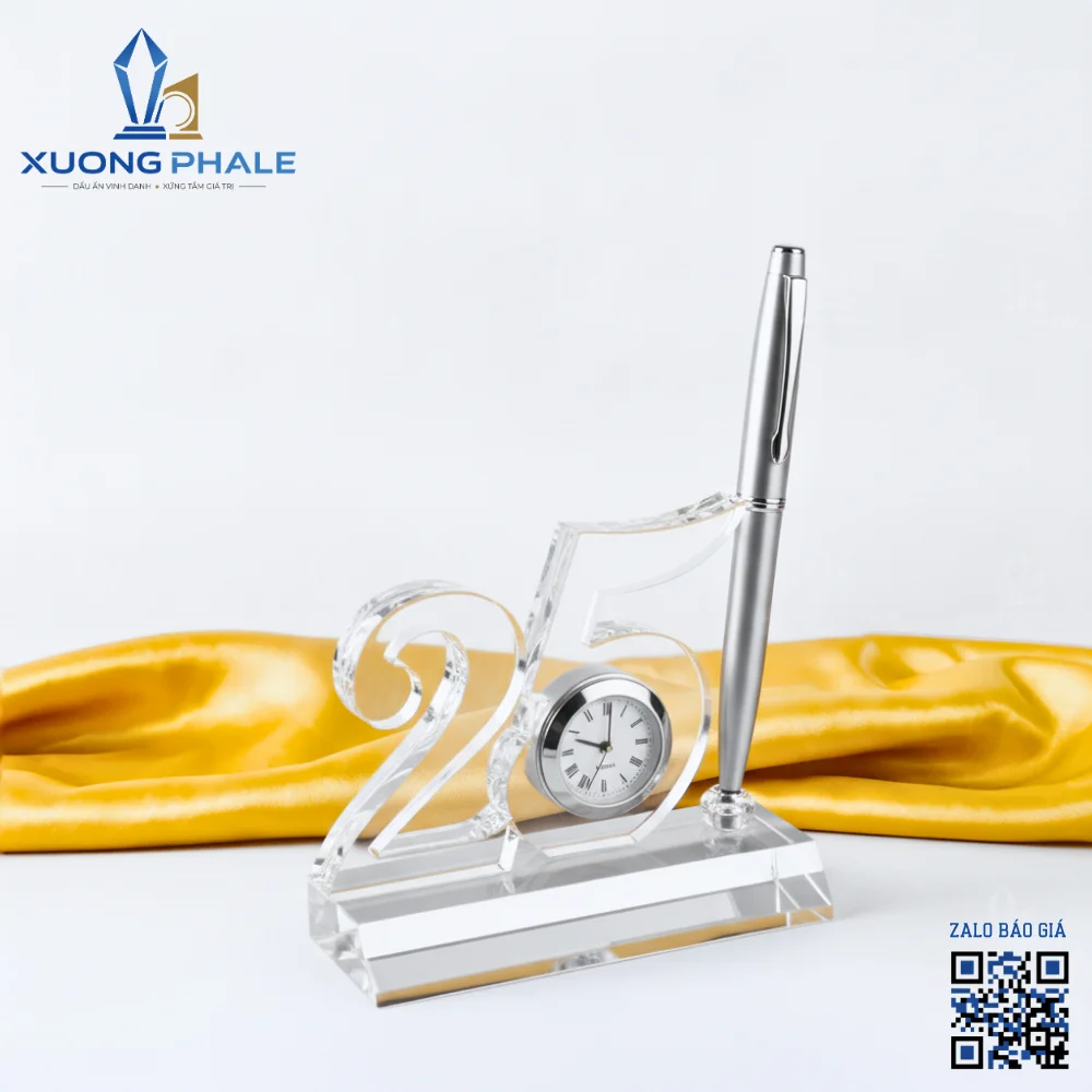 Sản phẩm bộ số pha lê để bàn số 25 với thiết kế hiện đại, tích hợp bút ký và đồng hồ mini, thích hợp làm quà lưu niệm kỷ niệm thành lập.