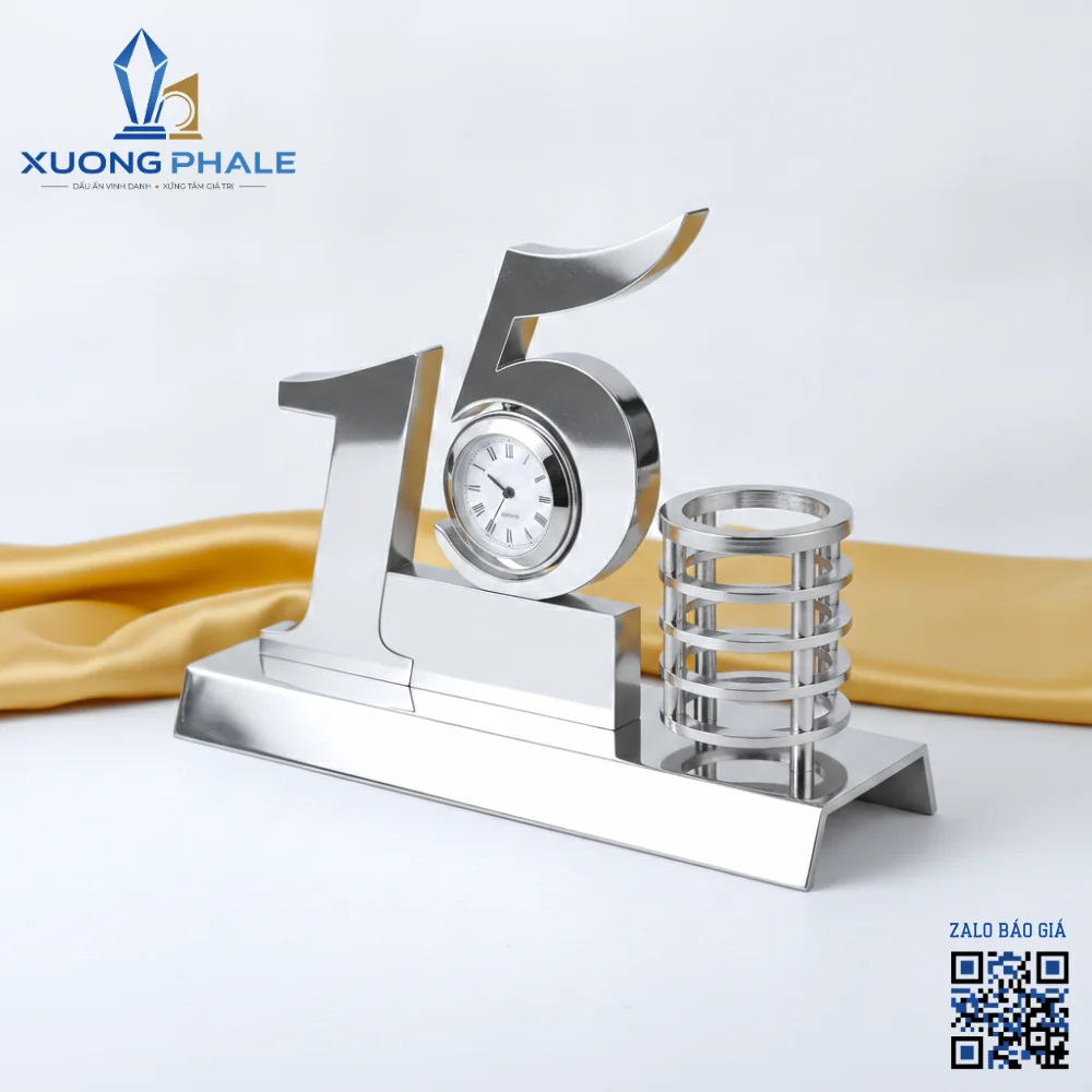 Bộ số pha lê để bàn kim loại mạ bạc số 15 là món quà lưu niệm cao cấp, ghi dấu cột mốc phát triển và thành công.