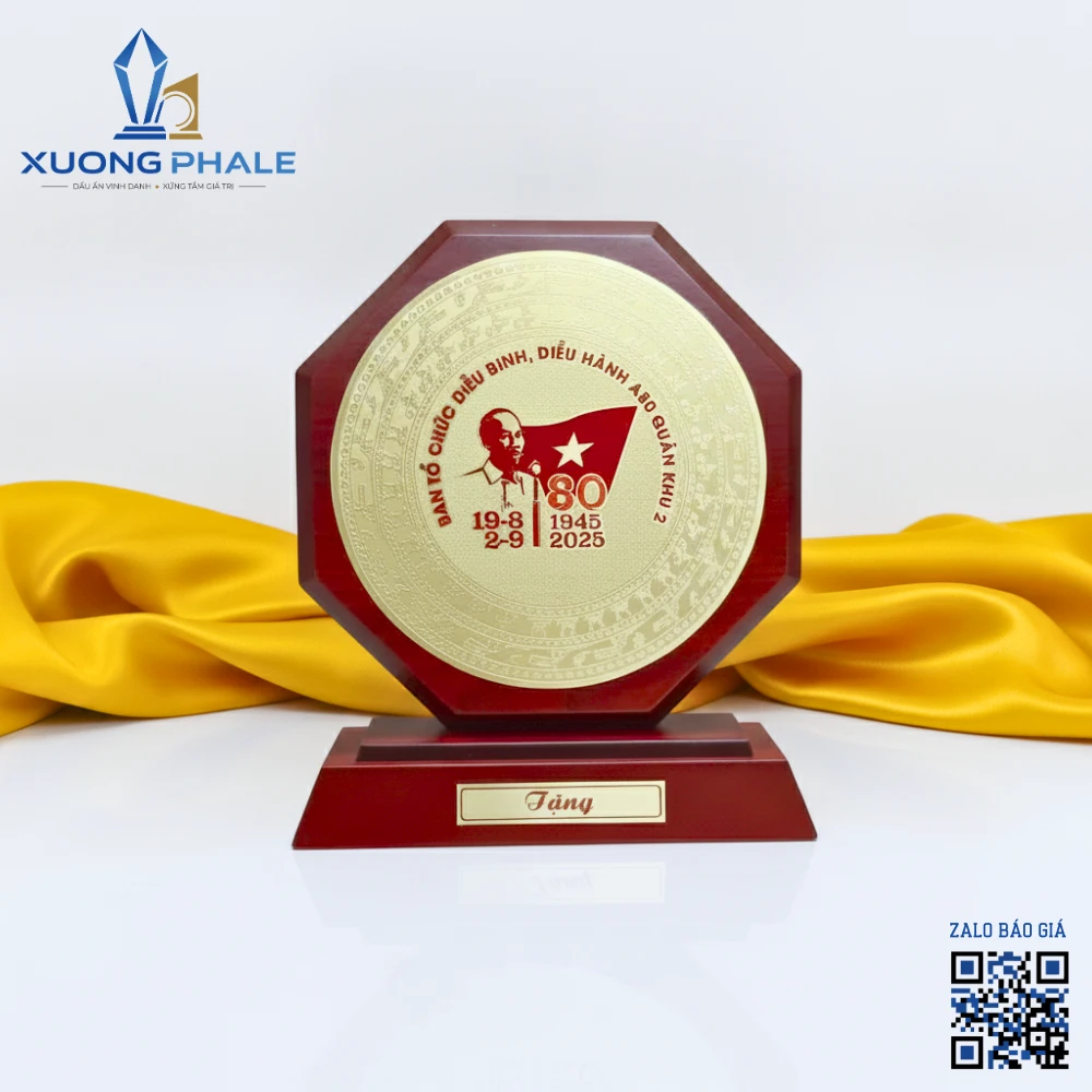 Kỷ niệm chương gỗ đồng hình bát giác sở hữu thiết kế trang trọng, tinh xảo, giúp lưu giữ trọn vẹn mốc son lịch sử thiêng liêng của dân tộc