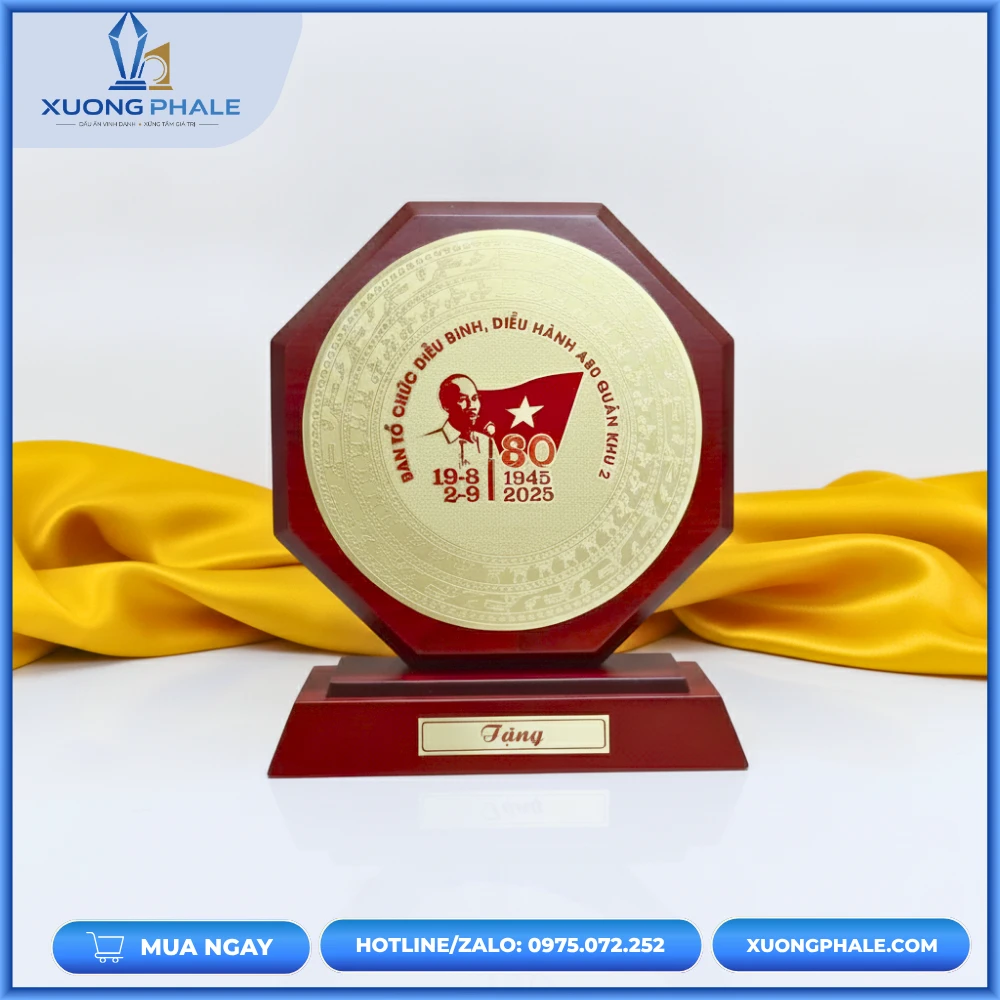 Kỷ niệm chương gỗ đồng sở hữu thiết kế độc đáo và công nghệ chế tác tinh xảo giúp lưu giữ trọn vẹn hào khí lịch sử hào hùng của dân tộc