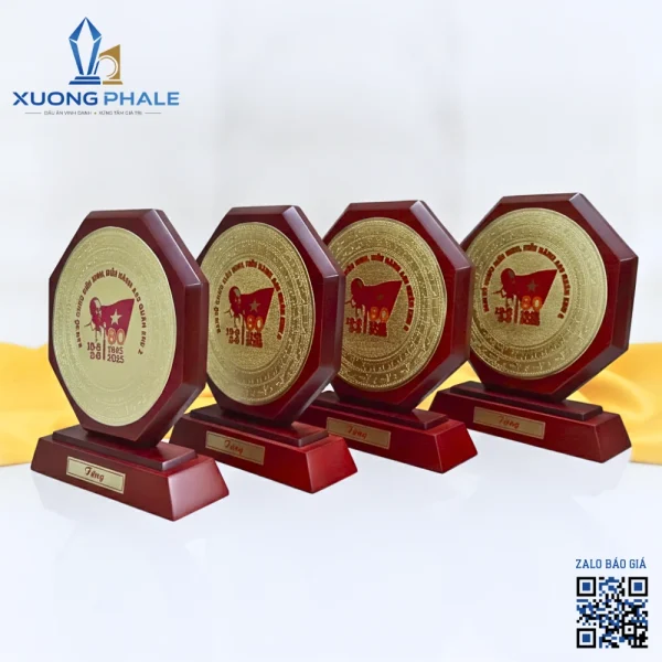 Kỷ niệm chương gỗ đồng khung bát giác sự kiện 80 năm Quốc khánh 2-9 tinh tế và sang trọng, là lựa chọn quà tặng trang trọng, giàu ý nghĩa lịch sử.